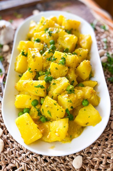 Spanish Potatoes Recipe, Spanish Sides Dishes, Spanish Food Recipes Spain, Portuguese Potatoes Recipes, Andalusian Recipes, Andalusian Food, Spanish Side Dishes, Peruvian Potatoes, Spanish Vegetables