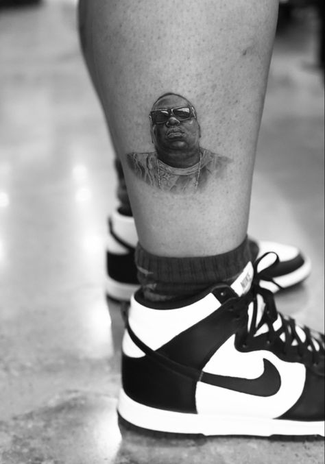 Biggie Tattoo, Biggie Smalls Tattoo Ideas, Biggie Smalls Tattoo Design, Notorious Big Tattoo Design, Hip Hop Tattoo Ideas, Biggie Smalls Tattoo, Rap Tattoo, Notorious Big Tattoo, Nipsey Hussle Portrait Tattoo