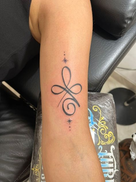 Sister Symbol Tattoos, Friendship Symbol Tattoos, Small Feather Tattoo, Lotusblume Tattoo, Finger Tattoo For Women, Cool Tattoo, Tasteful Tattoos, Infinity Tattoos, Dope Tattoos For Women