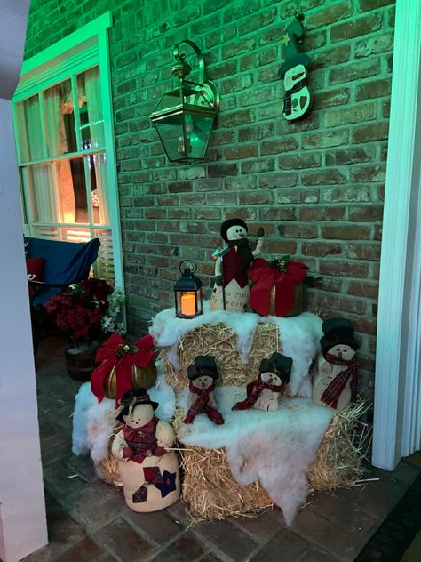 Bale Of Hay Christmas Decoration, Christmas Decorations With Hay Bales, Square Hay Bale Christmas Decor, Christmas Decor With Hay Bales, Barn Decorated For Christmas, Christmas Bales Hay, Hay Bales Christmas Decor, Christmas Hay Bales Decoration, Hay Bale Christmas Decor