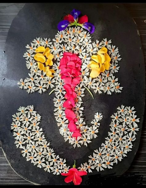 Simple Flower Rangoli, Flower Petal Art, Home Flower Decor, Rangoli Designs Simple Diwali, Diy Floral Decor, Easy Rangoli Designs Diwali, Diwali Decorations At Home, Simple Rangoli Border Designs, Ganpati Decoration Design