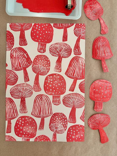 Mushroom Block Printing with Styrofoam - ARTBAR Kids Printmaking, Art Class Posters, Carved Stamps, Arte Doodle, Mushroom Crafts, Hand Carved Stamps, Birthday Party Crafts, Paper Mache Sculpture, Autumn Crafts