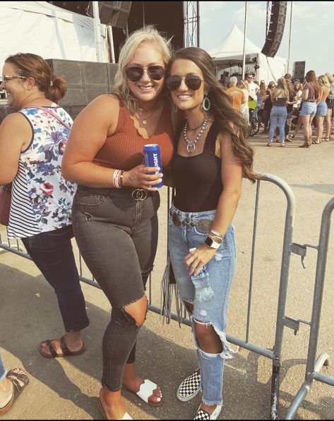 Country Concert Outfit Jeans Casual, Basic Country Concert Outfit, Rock Concert Outfit Summer Outdoor, Outdoor Rap Concert Outfit, Outdoor Country Music Concert Outfit, Last Minute Country Concert Outfit, Cou Try Concert Outfits Summer, Gavin Degraw Concert Outfit, Jo Dee Messina Concert Outfit