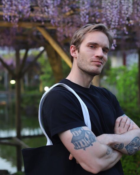 ✨️ ; Felix Kjellberg. 🍒 Pewdiepie. 💝 Felix Kjellberg, Pewdiepie, Hair Cut, Hair Cuts, Hair