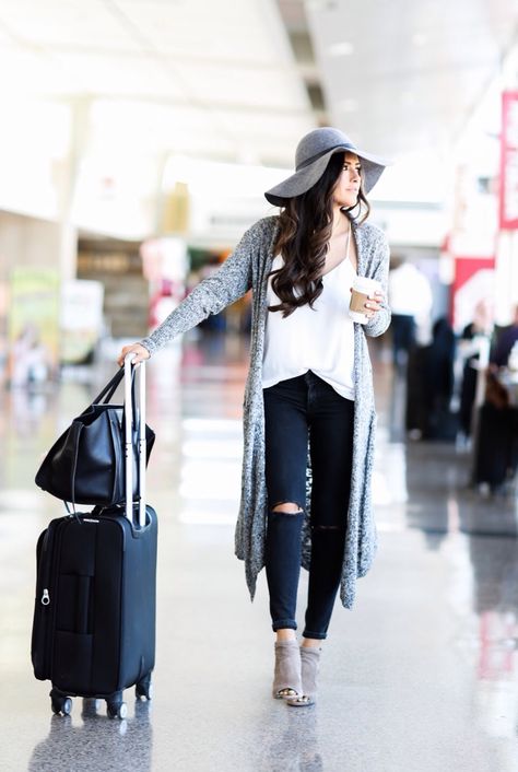 Flying to the Bahamas Winter Airport, Outfits Cold Weather, Stylish Travel Outfit, Long Sweater Outfits, Airport Travel Outfits, Outfits Cold, Comfy Cardigan, Outfit For Travel, Airport Travel