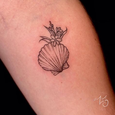 Small & delicate fine line seashell! Books for September - November are open for Noelle! Resident Tattoo Artist - Noelle Turner @noelleturnerink Located @zx3artistry in Cocoa Beach, Florida Tattoo made with supplies by @dead_raven_tattoo_supply @painfulpleasures @allegoryink @inkjetstencils @bishoprotary #zx3ink #zx3artistry #zx3 #cocoabeachtattoo #booksopen #floridatattooartist #cocoabeachfinelinetattoo #seashelltattoo #smalltattooideas Pecan Pie Tattoo, Pie Tattoo, Books For September, Florida Tattoo, Florida Tattoos, Seashell Tattoos, Florida Plants, Cocoa Beach Florida, Beach Tattoo