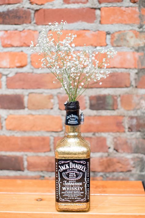 Jack Daniels Wedding, Festa Jack Daniels, Jack Daniels Party, Jack Daniels Birthday, Lenexa Kansas, Simple Centerpieces Diy, Pig Pickin, Bottle Craft Ideas, Jack Daniels Bottle