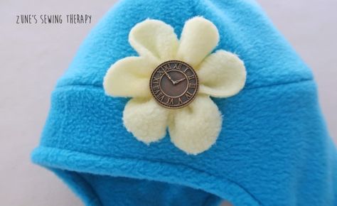 Fleece Flowers How To Make, Fleece Flowers, Fleece Hat Diy, Fleece Hat Pattern, Fleece Projects, How To Make Decorations, Fleece Hats, Sewing School, Hat Patterns Free