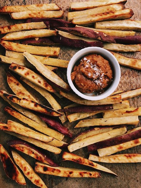 japanese sweet potato oven fries by kalejunkie Fry Ideas, Clean Paleo Recipes, Potato Oven, Sweet Potato Oven, Sweet Potato Seasoning, Oven Fries, Yummy Fries, Sweet Potato Fries Baked, Japanese Sweet Potato