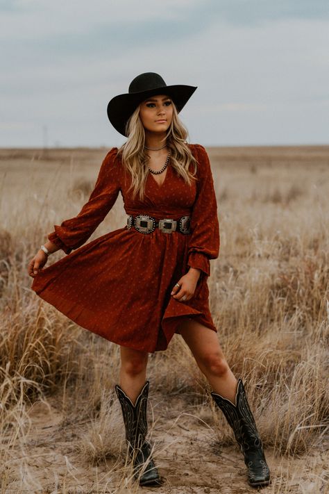 Vaquera Outfits, Country Outfits Women, Country Chic Outfits, Cowgirl Style Outfits, Western Photography, Cowgirl Outfit, Western Clothes, Cowgirl Dresses, Wilde Westen