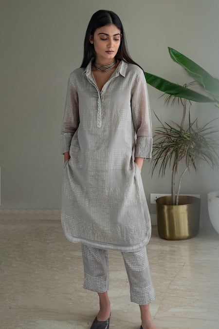 Pocket Kurta Designs Women, Front Pocket Embroidery Designs, Grey Kurta Women, Shirt Kurta Woman, Shirt Type Kurti Design, Modern Kurta Designs Women, Collar Kurta Designs Women, Shorshe Clothing, Shirt Kurti