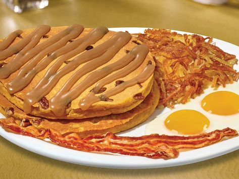 Denny’s Brings Back Pumpkin Pecan Pancakes And More For Fall 2021 - Chew Boom Copycat Dennys Pumpkin Pecan Pancakes, Pecan Pie Sauce, Pecan Pancakes, Trending Food, Cheddar Potatoes, Crispy Hashbrowns, All About Food, Sausage Links, Pumpkin Pancakes