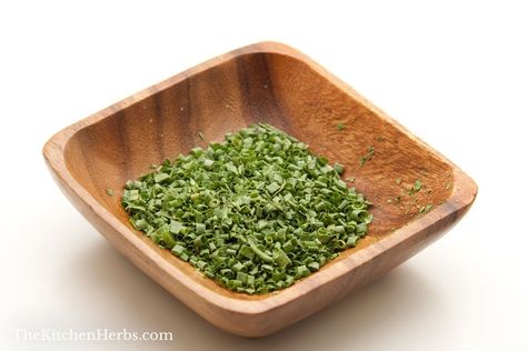 How to Dry Chives Drying Chives, Dried Chives, Preserving Herbs, Kitchen Herbs, Cookie Tray, Large Tray, Fresh Chives, Shake It Off, Drying Herbs