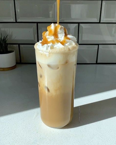 Caramel Drink Aesthetic, Salted Caramel Iced Coffee, Kawaii Drinks, Caramel Iced Coffee Recipe, Josh Chen, Caramel Iced Coffee, Jules Ambrose, Caramel Drinks, Desert Drinks