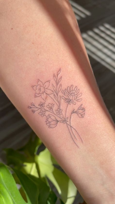 aligned.ink on Instagram: Flowers for Chelsea and her family 🤍⁣ ⁣ ⁣ ⁣ ⁣ #utahtattoo #utahtattooartist #3rltattoo #minimalisttattoo #finelinetattoo⁣… Faye Webster Tattoo, Flower Bouquet Tattoo, Faye Webster, Bouquet Tattoo, Instagram Flowers, Body Mods, Lotus Flower Tattoo, Flower Tattoo, Tattoo Ideas