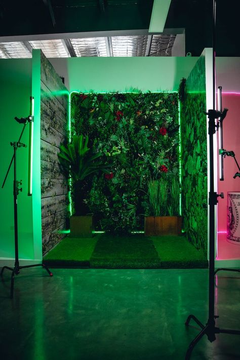 Studio Room Design, Selfie Museum, Creative Booths, Photography Studio Decor, Photography Studio Setup, Selfie Wall, Photoshoot Backdrops, Beauty Salon Decor, Green Street