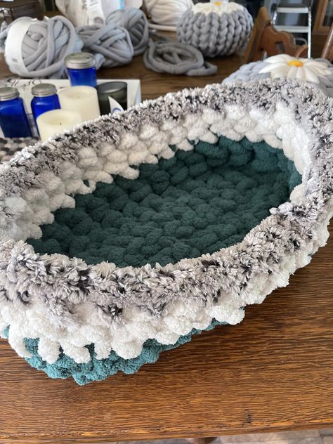 Chunky Yarn Dog Bed, Crochet Dog Bed, Yarn Bag Tutorial, Chunky Blanket Diy, Finger Knitting Projects, Giant Knit Blanket, Crochet Cat Bed, Hand Knitting Diy, Jumbo Yarn