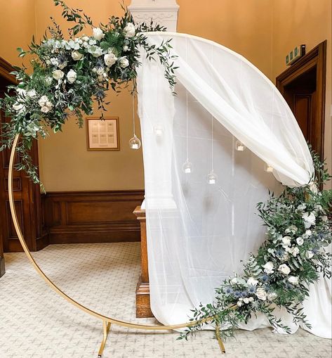 Circular Wedding Arch Lights, Metal Circle Arch Wedding, Wedding Arch Half Circle, Flower Circle Backdrop, Round Gold Arch Wedding, Round Flower Backdrop, Round Balloon Arch With Drapes, Round Wedding Arch Ideas Diy, Gold Arch With Flowers