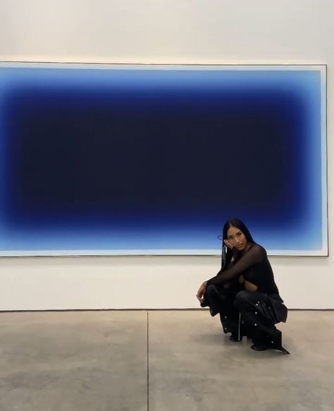 Art Gallery Pictures Aesthetic, Best Colors For Accent Walls, Blue Aesthetic Outfit Girl, Art Gallery Outfit, Arte Inspo, Foto Art, Instagram Inspo, Art Plastique, Photo Dump