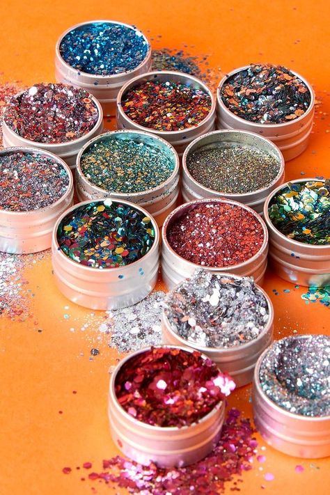 Dicas imperdíveis para fazer uma Decoração de Carnaval - Entre na Festa® Make Glitter Carnaval, Glitter Bar Party, Carnaval Wallpaper, Carnaval Aesthetic, Stand Glitter, White Glitter Wallpaper, Glitter Carnaval, Glitter Wallpaper Iphone, Glitter Paint For Walls