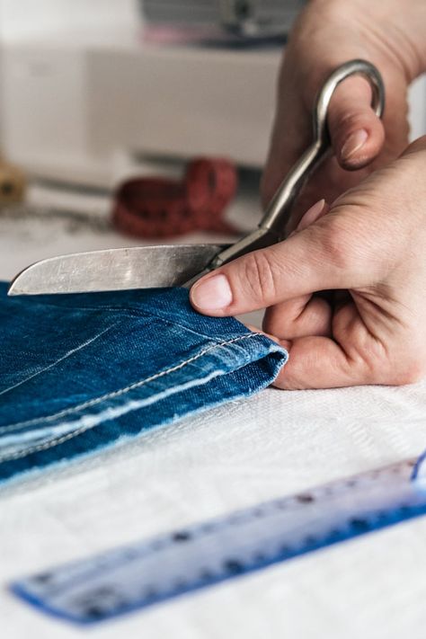 How to Cut Jeans Jeans Into Shorts, Spring Wardrobe Essentials, Trendy Outfit Ideas, Life Tools, Frayed Hem Jeans, Trendy Denim, Trendy Outfit, Low Rise Jeans, Spring Wardrobe