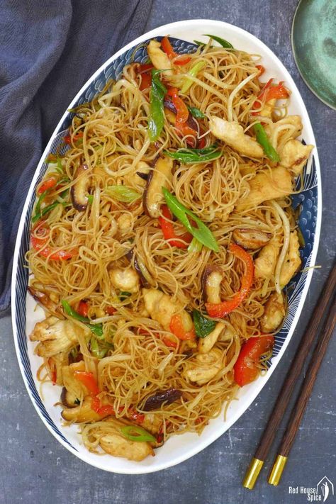 A quick stir-fry featuring springy noodles, tender chicken, and crunchy vegetables, this chow mei fun recipe takes little effort to cook but is so satisfying to eat. Cantonese Egg Noodle Recipes, Vegetable Mei Fun Recipe, Chiken Recepies, Philapino Recipes, Rice Noodle Dishes, Mei Fun Noodles, Mei Fun Recipe, Chow Mei Fun, Mei Fun