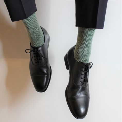 Green is a great colour for socks, and it is actually a really versatile sock colour which you can use in a variety of smart and casual looks. Here we'll share with you three really easy ways to style our range of green socks. Sock Reference, Green Socks Outfit, Suit Socks, Burton Guster, Oxfords Outfit, Socks Outfit, Sock Style, Green Socks, Black Leather Oxfords