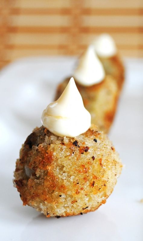 Fried Green Cherry Tomatoes. Oh. Boy. Green Cherry Tomatoes, Green Cherries, Cherry Tomato, Green Tomatoes, Tomato Recipes, Finger Food, Clean Eating Snacks, Sangria, I Love Food