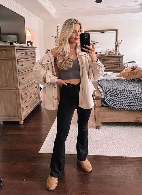 Comfy Legging Outfits, Classic Mini Ii Boot, Outfit With Uggs, Leggings Outfit Winter, Leggings Outfit Fall, Leggings Outfit Casual, Comfy Fall Outfits, Flannel Outfits, Pastel Outfit