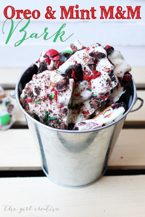 Oreo and Mint M&M Bark Christmas Yummies, Christmas Candy Gifts, Bark Recipe, Christmas Favorites, Cooking Recipe, Noel Christmas, Candy Gifts, Christmas Goodies, Favorite Snack