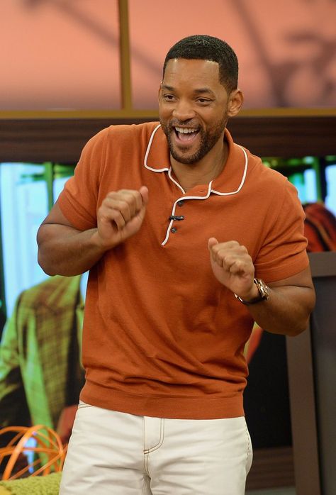 Pin for Later: Can't-Miss Celebrity Pics! Will Smith got a little jiggy with it on the Miami set of Despierta America on Wednesday. Will Smith Actor, Will Smith And Family, Golden Skin, Bust A Move, Jaden Smith, Jada Pinkett Smith, Fresh Prince, Knit Men, Music Photo