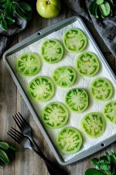 Fried Green Tomatoes Recipe Easy, Unhealthy Recipes, Southern Appetizers, Fried Green Tomatoes Recipe, Okra Recipe, Candied Carrots, Green Tomato Recipes, Fried Okra, Fried Tomatoes