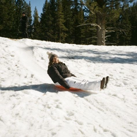 Old Money Snowboarding, Skiing With Family Aesthetic, Winter Ski Trip Aesthetic, Ski Trip Aesthetic Friends, Skiing Film Photography, Snow Sled, Winter Inspo, Snow Trip, Snow Fun