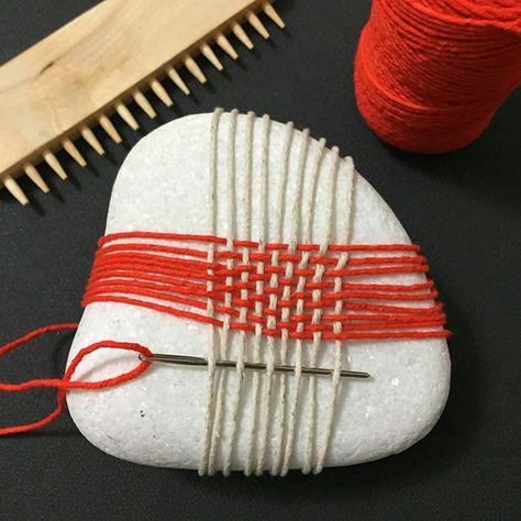 Weaving Stones, image via Paseando Hilos Weaving Stones, فن النسيج, Hantverk Diy, Diy Weaving, Patio Diy, Stone Wrapping, Sticks And Stones, Weaving Projects, Stone Crafts