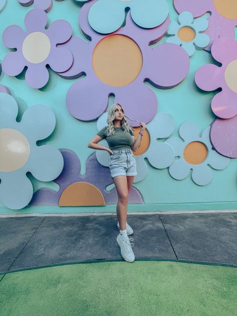 Pop Century Resort Pictures, Pop Century Disney World, Picture Posing Ideas, Disney World Photo Ideas, Disney World Pictures Ideas, Pop Century Resort, Disney Poses, Pop Century, Disney World Pictures