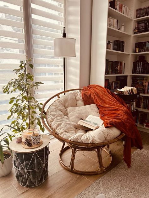 Papasan Chair Reading Nook, Casa Aesthetic, Cozy Reading Chair, Dream Bedroom Inspiration, Simple Living Room Decor, Basement Inspiration, Cozy Reading Corners, Book Light, Chair Ideas