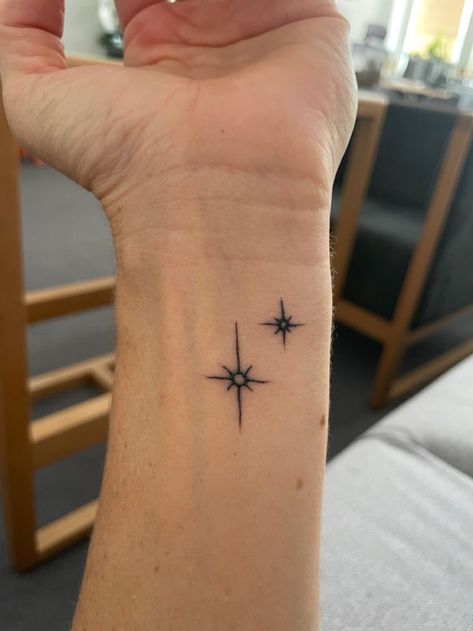 Simple Star Design Tattoo, Masculine Star Tattoo, Star Simple Tattoo, Hollywood Tattoo Ideas, Shine Tattoo Ideas, 2 Stars Tattoo, Star Tattoo Simple, Masculine Tattoos For Women, Calve Tattoos For Women