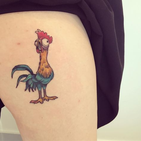 Hei Hei from Moana, thanks Krystal! Stencil is still stuck in some areas. Anyway I've had a few cancellations so if you would like to get… Hei Hei Tattoo, Hei Hei Moana, Fancy Tattoo, Moana Tattoos, Tattoos Disney, Disney Sleeve Tattoos, Chicken Tattoo, Rooster Tattoo, Disney Sleeve