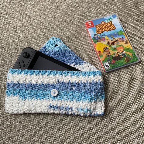 Learn how to make a crocheted cover for your Nintendo Switch! Switch Case Crochet, Nintendo Switch Cover, Crochet Case Pattern, Diy Nintendo, Pokemon Crochet Pattern, Dog Sweater Crochet Pattern, Switch Case, Nintendo Switch Case, Switch Accessories