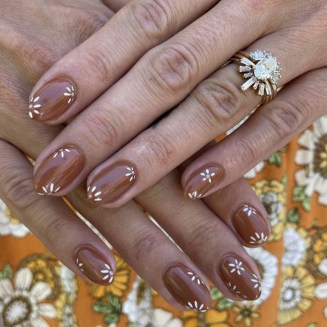 Short Fall Manicure Ideas, Neutral Nails Floral, Natural Nail Fall Designs, Spring Gel Manicure Short Nails, Boho Neutral Nails, Easy Fall Gel Nails, Classy Neutral Nail Designs, Easy Short Fall Nails, Subtle Floral Nails