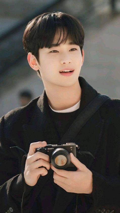 Handsome Kdrama Actors, Queen Of Tears Kim Soo Hyun, Kim So Hyun Queen Of Tears, Kimsoohyun Wallpaper, Hyun Woo Queen Of Tears, Kim Soo Hyun Wallpaper Lockscreen, Baek Hyun Woo, Queen Of Tears Kdrama Wallpaper, Kim Soo Hyun Wallpaper