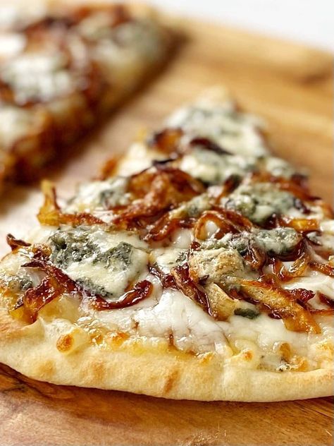 Savory Flatbread Recipes, Fancy Pizza Recipes, Italian Flatbread Recipes, Blue Cheese Flatbread, Naan Flatbread, Cheese Flatbread, Flatbread Recipe, Flat Breads, Pizza Flavors