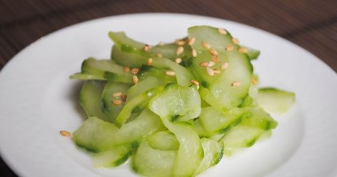 One of my favorite salads to make is cucumber namasu. It's a simple dish to make with minimal ingredients. It's perfect to serve in a bento... Cucumber Namasu Recipe, Namasu Recipe, Cucumber Ribbon Salad, Appetizers Cucumber, Ribbon Salad, German Cucumber Salad, Spiced Popcorn, Quick And Easy Appetizers, Hawaiian Food