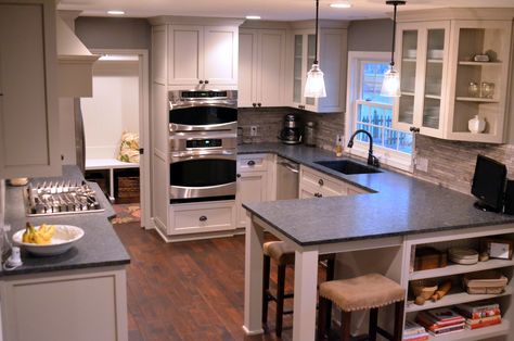 Peninsula with chairs that tuck under cabinet and open shelves Farm Kitchen Design, Kitchen With Peninsula Layout, U Shaped Kitchen With Peninsula, Small Kitchen Floor Plans, Peninsula Kitchen Design, Small Kitchen Design Layout, Kitchen With Peninsula, Peninsula Kitchen, Dining Pantry