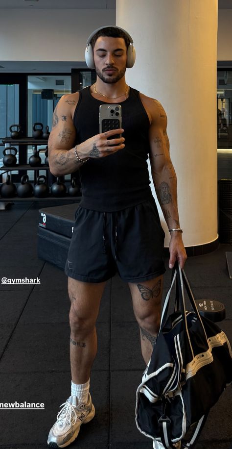 Men Gym Outfit Style Workout Gear, Men Gym Outfits Aesthetic, Aesthetic Body Men Workout, Oversized Gym Outfit Men, Gym Fits Aesthetic Men, Gym Shark Men, Mens Gym Fits, Sporty Guy Aesthetic, Men’s Gym Wear Outfits