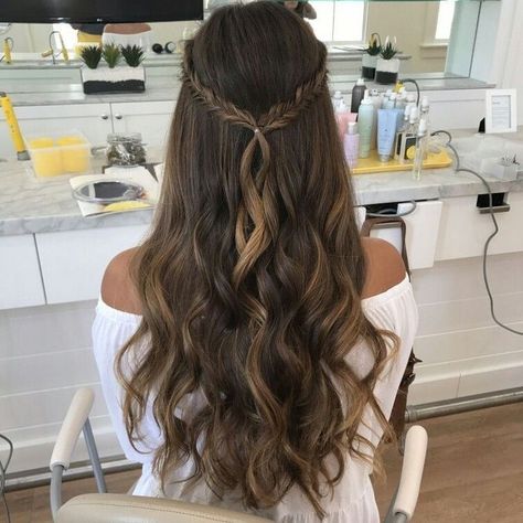 #cabelos #hairstyles Wavy Weave Hairstyles, Curly Prom Hair, Cute Prom Hairstyles, Wedding Hair Half, Simple Prom Hair, Prom Hairstyles For Long Hair, Trending Hairstyles, Prom Hairstyles, Half Up Hair