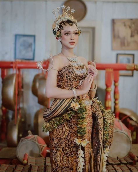 Wedding Jawa, Paes Ageng, Indonesia Traditional, Adat Jawa, Secret Wedding, Outfit Dress, Traditional Costume, Traditional Clothing, Royal Wedding