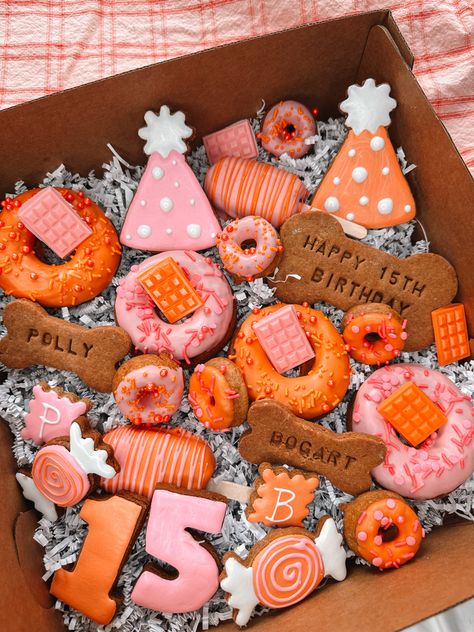 Iced Dog Cookies, Dog Treat Station, Dog Bakery Ideas, Birthday Treats For Dogs, Dog Bakery Business, Cute Dog Treats, Puppy Treats Homemade, Dog Birthday Treats, Birthday Dog Treats