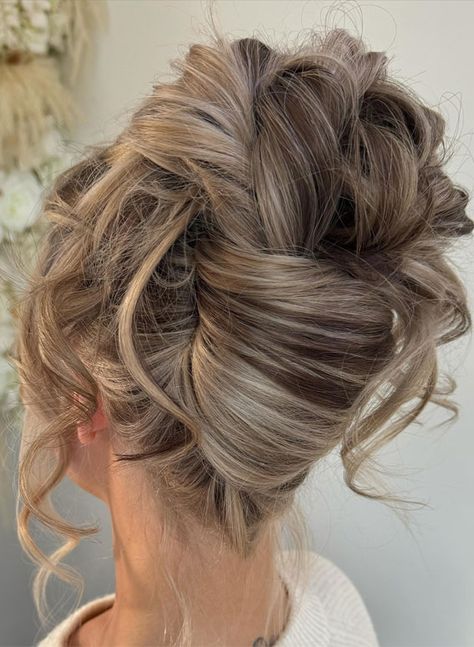 chic updo, hairstyle ideas, wedding hairstyle, 90s vibe updos, wedding updo, updos, trendy updos, bridal hairstyle, bridal updos, messy updo, simple updo, trendy messy updo, wedding hairstyle trends Messy French Twist Updo, Curled Updo Hairstyles, Messy Updo Wedding, Hairstyle 90s, Updo Simple, Updos Bridal, Hair Couler, Formal Hairstyles Updo, Chic Updo