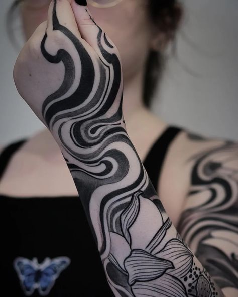 FIBS on Instagram: “Shapes n motion,Lotus sleeve” Fluid Tattoo Design, Fluid Tattoo, Chicken Sesame, Japanese Tattoo Meanings, Water Swirl, Candle Tattoo, Tatoo Inspiration, Vintage Manga, Japanese Tattoo